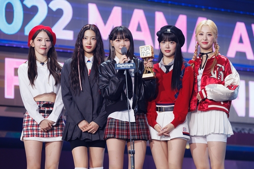 11月29日，韩国有线电视台Mnet举办的音乐颁奖礼——MAMA AWARDS在日本大阪举行。图为女团LE SSERAFIM获奖后发表感言。 Mnet供图（图片严禁转载复制）