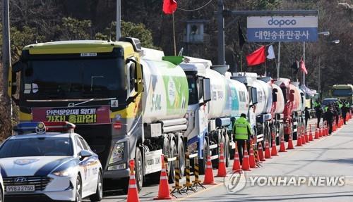 11月30日，在京畿道城南市，大量油罐车罢工停在路边。 韩联社