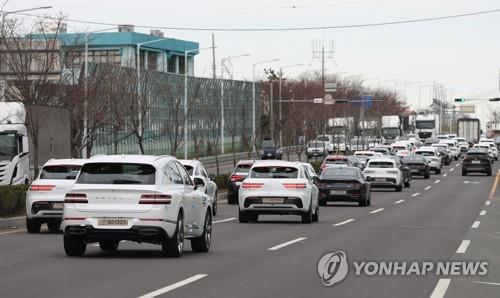 11月30日，在蔚山市北区现代汽车蔚山工厂，员工们亲自将新车开往交车中心。 韩联社