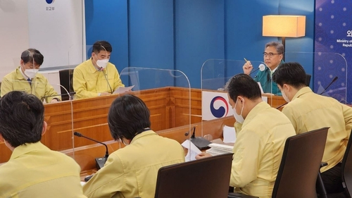 资料图片：事发后，韩国外交部长官朴振（绿衣）主持召开在外国民对策本部会议。 外交部供图（图片严禁转载复制）