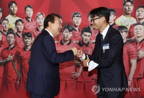 12月8日，在青瓦台，韩国总统尹锡悦（左）与孙兴慜碰拳致意。 韩联社