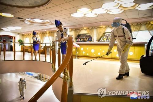 资料图片：服务人员为“大同江”号餐厅消毒 韩联社