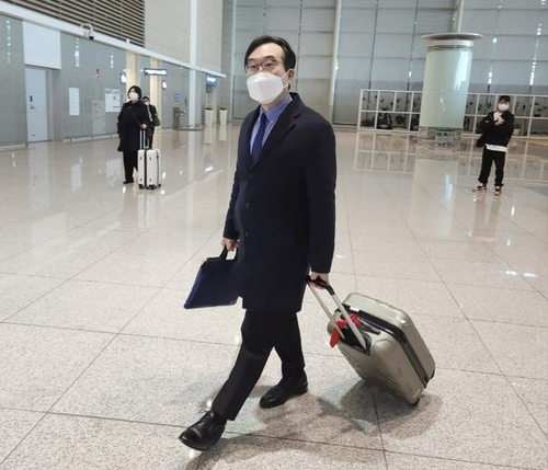 12月11日，在仁川国际机场，韩国外交部第二次官（副部长）李度勋启程赴美。 外交部供图（图片严禁转载复制）