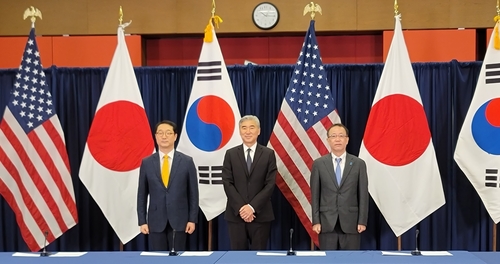 当地时间12月13日，在印尼雅加达，韩美日三国对朝代表在举行会晤前合影。左起依次为金健、星·金、船越健裕。 韩联社