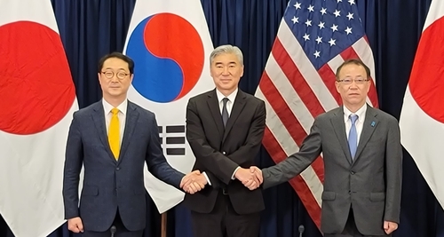 当地时间12月13日，在印尼雅加达，韩美日三国对朝代表举行会晤，左起依次为金健、星·金、船越健裕。 韩联社