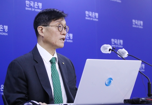 12月20日，在首尔中区的韩国银行记者室，李昌镛在2022年下半年物价说明会上介绍物价稳定目标运行情况。 韩国银行供图（图片严禁转载复制）