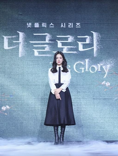12月20日，奈飞（Netflix）原创韩剧《The Glory》发布会在位于首尔市钟路区的首尔东大门广场JW万豪酒店举行。图为主演宋慧乔摆姿势供媒体拍照。 奈飞供图（图片严禁转载复制）