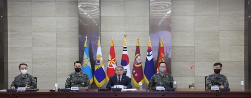12月21日，在国防部办公楼，韩国国防部长官李钟燮（左三）主持召开2022年下半年全军主要指挥官会议。 国防部供图（图片严禁转载复制）