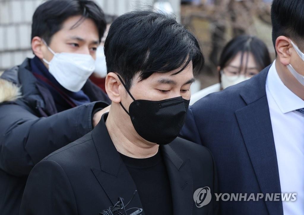 12月22日，在位于首尔瑞草区的首尔中央地方法院，YG娱乐前代表梁铉锡走出法庭，准备乘车离开。 韩联社