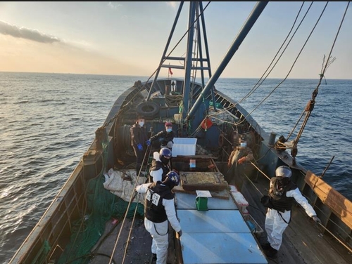 资料图片：海警盘查非法捕捞渔船 西海海警厅供图（图片严禁转载复制）