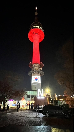 12月22日，韩国南山N首尔塔用灯光打出韩国国旗太极旗和象征韩越两国旗的颜色，庆祝两国建交30周年。 韩国外交部供图（图片严禁转载复制）