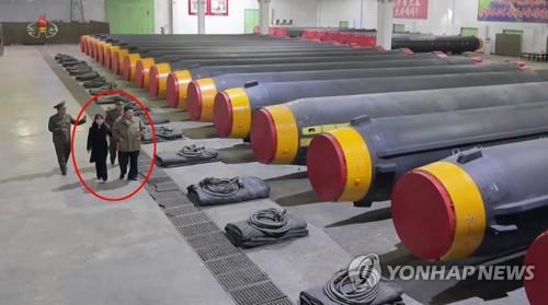 朝鲜中央电视台1月1日播出金正恩携女参观“火星-12”型导弹的场面。 韩联社/朝鲜央视（图片仅限韩国国内使用，严禁转载复制）