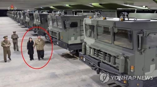 朝鲜中央电视台1月1日播出金正恩参观“KN-23”导弹发射车的场面。 韩联社/朝鲜央视（图片仅限韩国国内使用，严禁转载复制）
