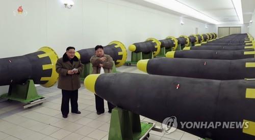 朝鲜中央电视台1月1日播出金正恩参观“火星-12”型弹头的场面。 韩联社/朝鲜央视（图片仅限韩国国内使用，严禁转载复制）