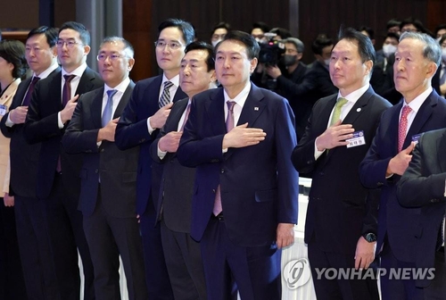 1月2日，在首尔韩国国际会展中心，韩国总统尹锡悦（右四）出席2023年经济界新年问候会。 韩联社