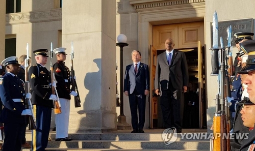 资料图片：2022年11月3日（韩国时间），在美国国防部大楼，韩国国防部长官李钟燮（门前左）和美国国防部长劳埃德·奥斯汀（门前右）在出席第54次韩美安保会议（SCM）前检阅仪仗队。 韩联社/韩国国防部供图（图片严禁转载复制）