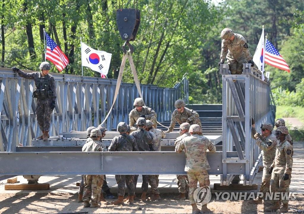 资料图片：2022年8月26日，在庆尚北道庆山市，韩美两军在“乙支自由护盾”（UFS）联合军演上进行桥梁架设演练。图为韩国陆军第二作战司令部麾下第1117工兵团官兵与韩美联合师麾下美军第11工兵大队官兵一起架桥。 韩联社