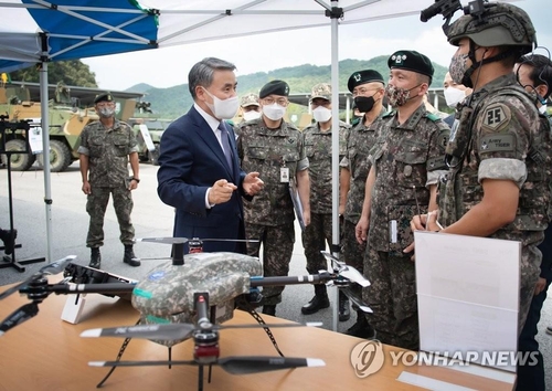 资料图片：2022年8月17日，在京畿道坡州市陆军第二步兵师驻地，韩国国防部长官李钟燮（穿西装）观摩“ARMY TIGER”试点旅的无人机/机器人作战系统，了解“国防创新4.0”蓝图的落实情况。 韩联社/国防部供图（图片严禁转载复制）