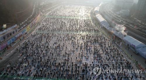 资料图片：2019年华川山鳟鱼节人山人海。 韩联社