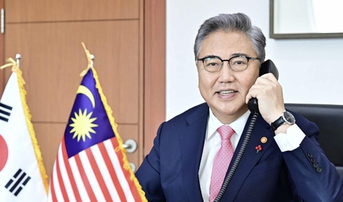 1月6日，朴振与马来西亚外长赞布里通电话。 外交部供图（图片严禁转载复制）