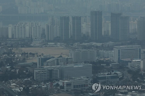 资料图片：1月5日，从首尔南山远眺龙山总统府。 韩联社