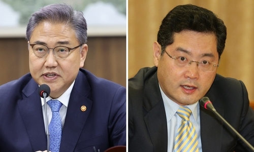 资料图片：韩国外长朴振（左）和中国外长秦刚 韩联社