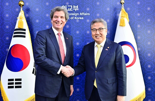 韩国外长朴振（右）会见美国副国务卿费尔南德斯 韩国外交部供图（图片严禁转载复制）