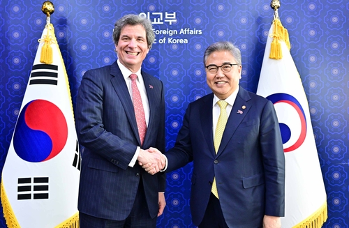 韩国外长朴振（右）会见美国副国务卿费尔南德斯 韩国外交部供图（图片严禁转载复制）