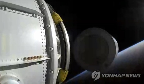 韩国自研固体燃料运载火箭第二次试射。 韩联社/国防部供图（图片严禁转载复制）