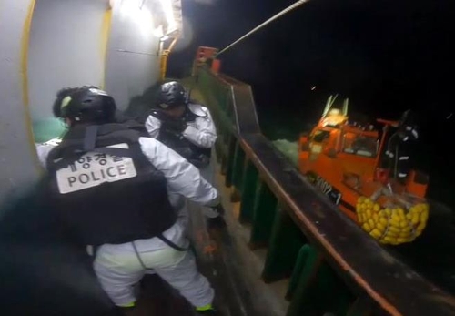 资料图片：韩国海警在中国渔船上执法。 济州地方海洋警察厅视频截图（图片严禁转载复制）