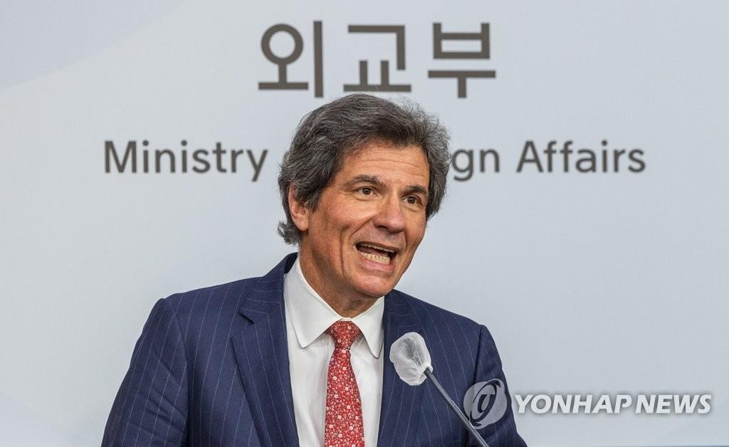 1月10日，在首尔市钟路区的韩国外交部，费尔南德斯开记者会发布与外交部第二次官李度勋进行双边磋商的结果。 韩联社