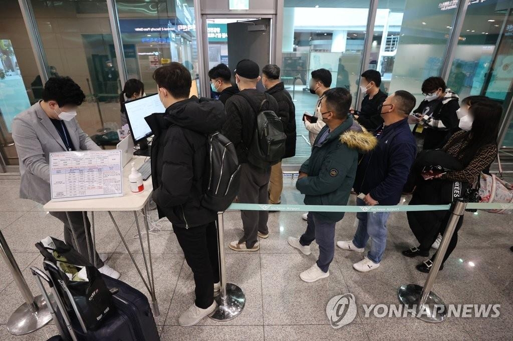 资料图片：2023年1月9日，在仁川国际机场第二航站楼，自华入境人员排队待落地检。 韩联社
