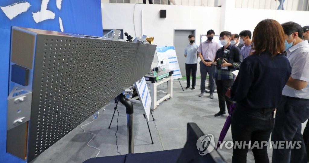 资料图片：韩国国防科学研究所在位于忠清南道泰安郡的安兴综合试射厂展出微型合成孔径雷达（SAR）卫星，摄于2020年8月5日。 韩联社