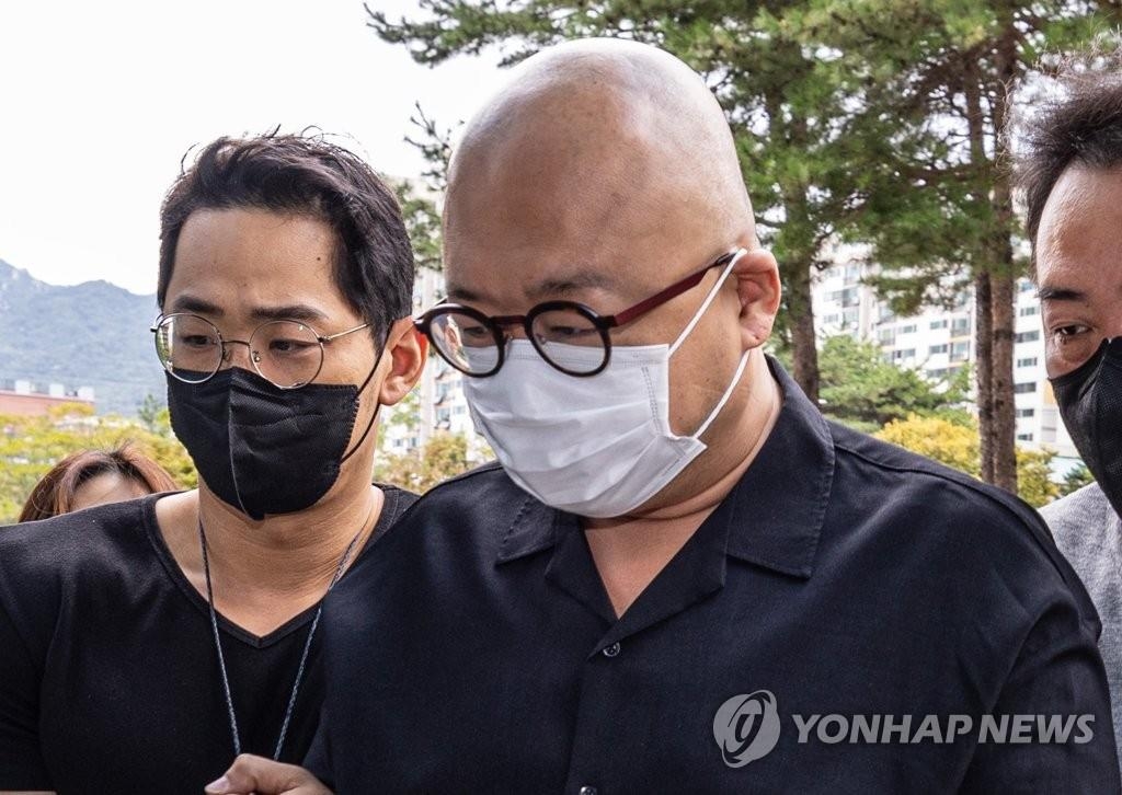 资料图片：2022年9月28日，在首尔北部地方法院，韩国流行音乐作曲家Don Spike（居中）走向法庭。Don Spike涉嫌吸毒，当天出庭接受逮捕必要性审查。 韩联社