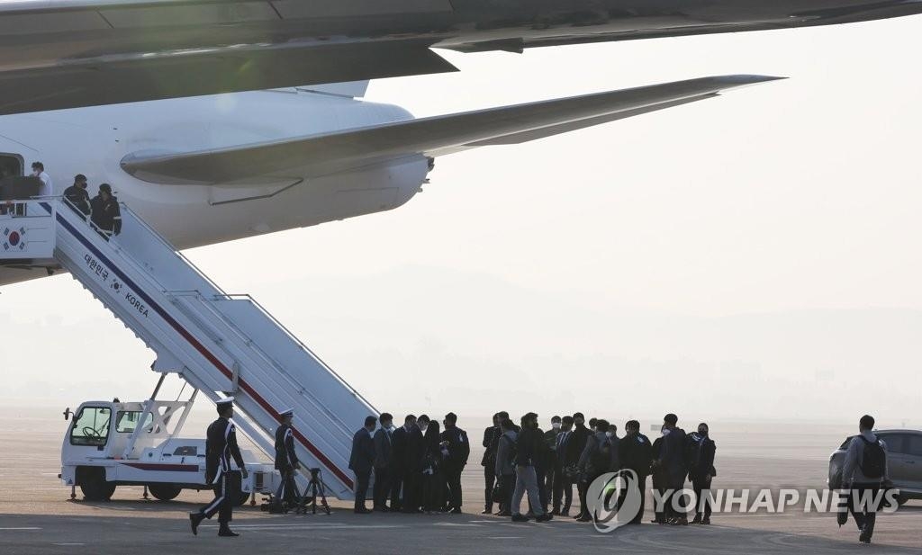 资料图片：2022年11月11日，在位于京畿道城南市的首尔机场，媒体记者们准备搭乘“空军一号”。 韩联社