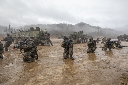 1月13日，韩国陆军向媒体公开正在京畿道坡州市积城面武建里训练场进行的联合野外机动训练（FTX）现场。 韩联社/陆军供图（图片严禁转载复制）