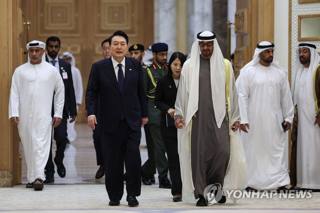 当地时间1月15日，在阿布扎比总统府，韩国总统尹锡悦（左）和阿联酋总统谢赫·穆罕默德·本·扎耶德·阿勒纳哈扬举行扩大会谈。图为两位领导人走进会场。 韩联社