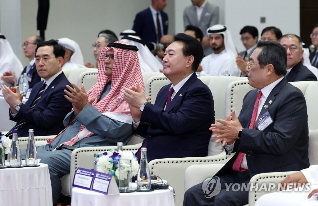 当地时间1月16日，在阿联酋阿布扎比的一处酒店，韩国总统尹锡悦（前排右二）出席“韩国-阿联酋商务论坛”。 韩联社