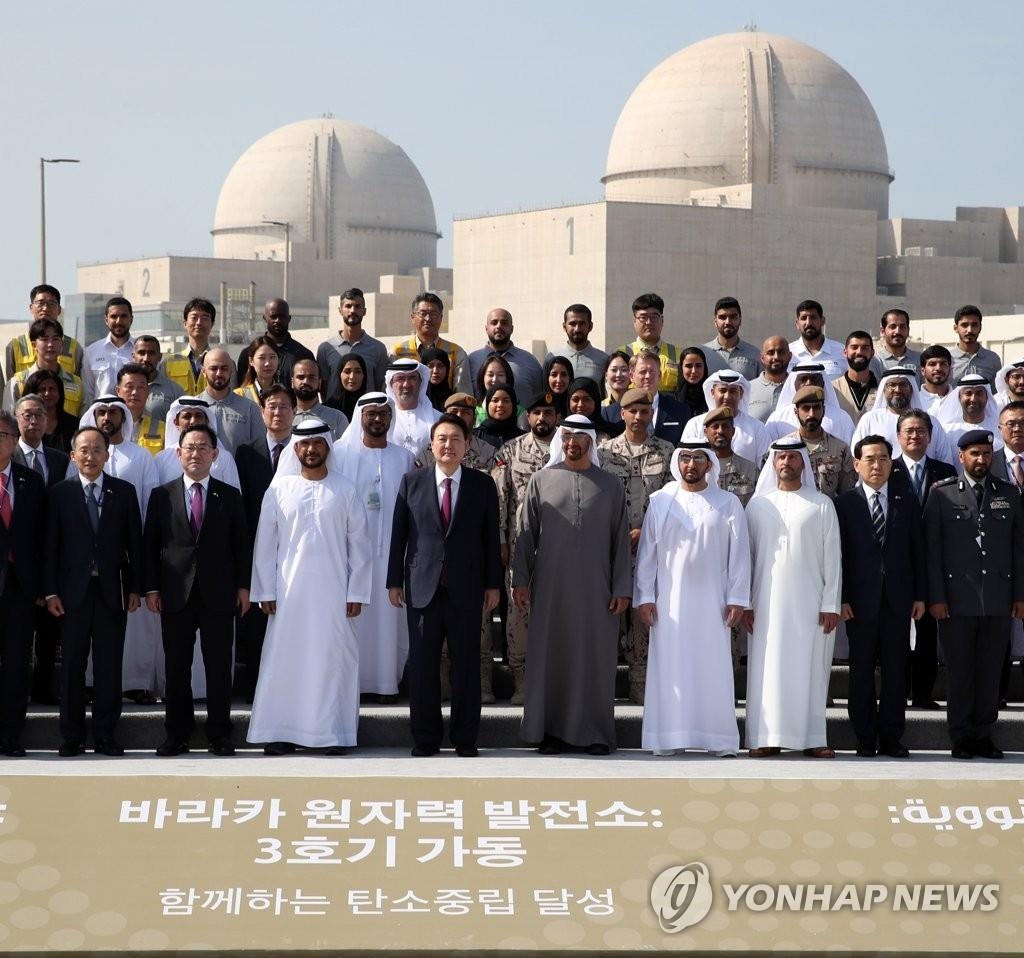 当地时间1月16日，正在对阿联酋进行访问的韩国总统尹锡悦（前排左四）出席巴拉卡核电站3号机组投运仪式，并与阿联酋总统谢赫·穆罕默德·本·扎耶德·阿勒纳哈扬（前排右四）等人士合影留念。 韩联社