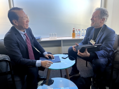 统一部长官权宁世（左）会见世粮署执行干事大卫·比斯利 统一部供图