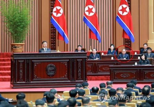 据朝中社1月19日报道，朝鲜第14届最高人民会议第8次会议于本月17日至18日在平壤万寿台议事堂举行。图为朝鲜劳动党前统一战线部部长金英哲（红圈）坐在主席台上。 韩联社/朝中社（图片仅限韩国国内使用，严禁转载复制）