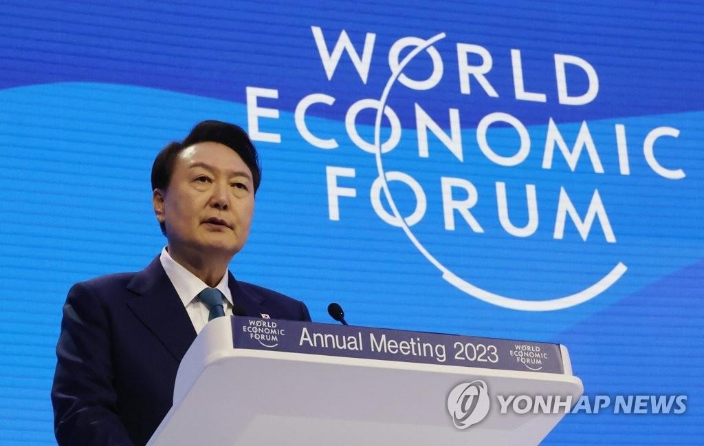 当地时间1月19日，在瑞士举行的世界经济论坛（达沃斯论坛）2023年年会上，韩国总统尹锡悦发表题为《付诸行动的团结》的演讲。 韩联社