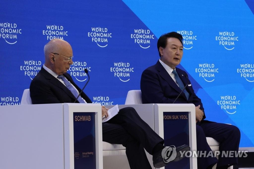当地时间1月19日，在瑞士举行的世界经济论坛（达沃斯论坛）2023年年会上，韩国总统尹锡悦（右）与世界经济论坛主席施瓦布进行问答对话。 韩联社