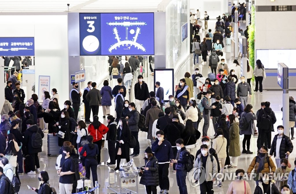 资料图片:1月19日上午,仁川国际机场第一航站楼人潮涌动。据仁川国际机场公社预测,今年春节期间(20—24日),利用仁川机场出行的旅客将达61.6074万人,日均12.3215万人,较去年春节激增1290%。 韩联社