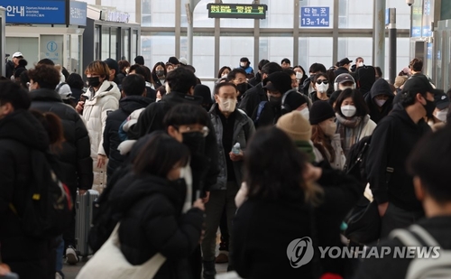 1月19日，在首尔火车站，返乡过节的旅客络绎不绝。 韩联社