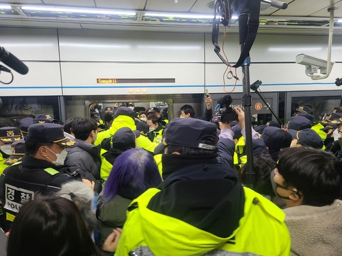 1月20日，首尔地铁四号线三角地站上行列车晚点。 韩联社