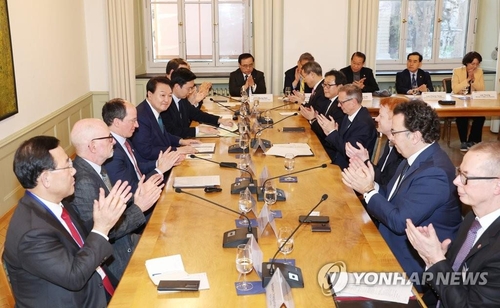 资料图片：当地时间1月19日，在苏黎世联邦理工学院，正在瑞士访问中的韩国总统尹锡悦（左排左四）与量子科学家们座谈。 韩联社