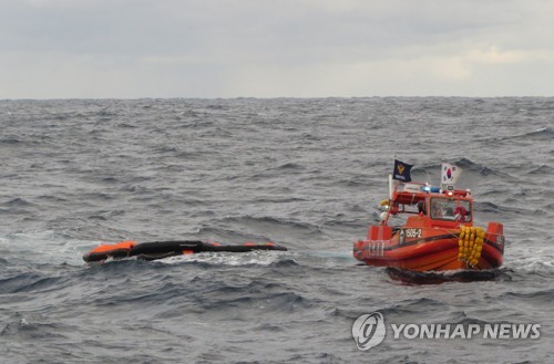 1月25日，在济州道西归浦市东南方向148.2公里处海域，韩国海警正在搜索沉没货轮上的船员。 韩联社/济州地方海洋警察厅供图（图片严禁转载复制）
