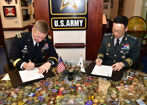 当地时间1月25日，在华盛顿的美国陆军总部，韩国陆军参谋总长朴正焕（右）同美国陆军参谋长詹姆斯·麦康维尔签署“韩美陆军战略愿景协议”。 韩国陆军供图（图片严禁转载复制）