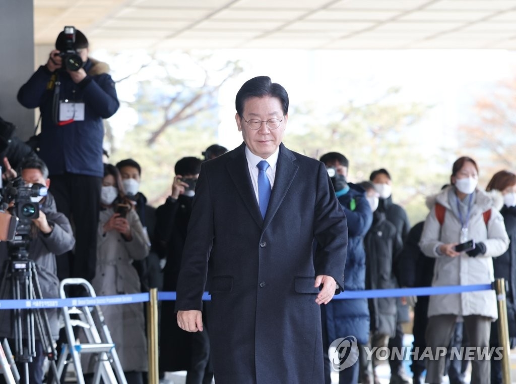 1月28日，在首尔中央地方检察厅，韩国最大在野党共同民主党党首李在明以嫌疑人身份到案受讯。 韩联社